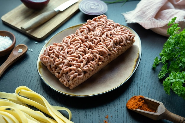 Foto carne cruda macinata a base di piante a base di ortaggi e funghi