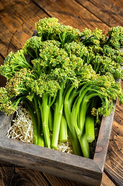 Raw Organic Fresh Broccolini Groenten in een houten doos Houten achtergrond Bovenbeeld