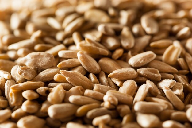 Photo raw organic hulled sunflower seeds in a bowl