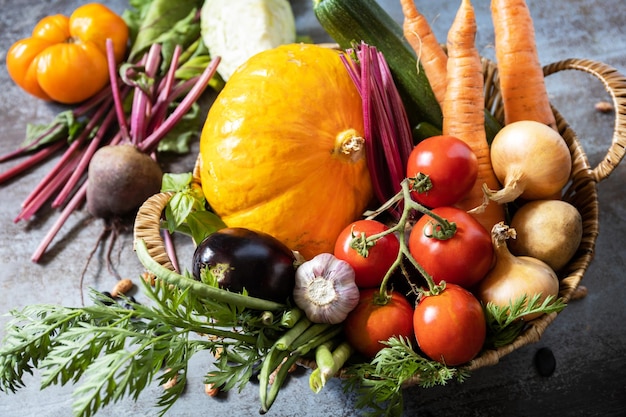 写真 生の有機野菜 - ヴィーガンやダイエット食品の概念
