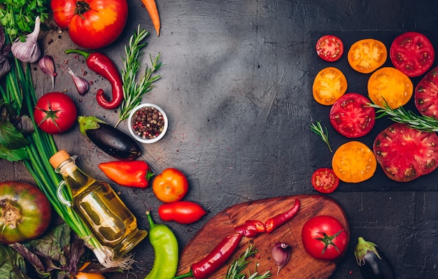 Verdure biologiche crude con ingredienti freschi per cucinare in modo sano su sfondo vintage, vista dall'alto, banner. vegano o concetto di cibo dietetico. layout di sfondo con spazio di testo libero.