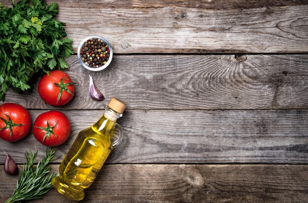 ヴィンテージの背景、上面図、バナーで健康的に調理するための新鮮な食材を使用した生の有機野菜。ビーガンまたはダイエット食品の概念。フリーテキストスペースのある背景レイアウト。