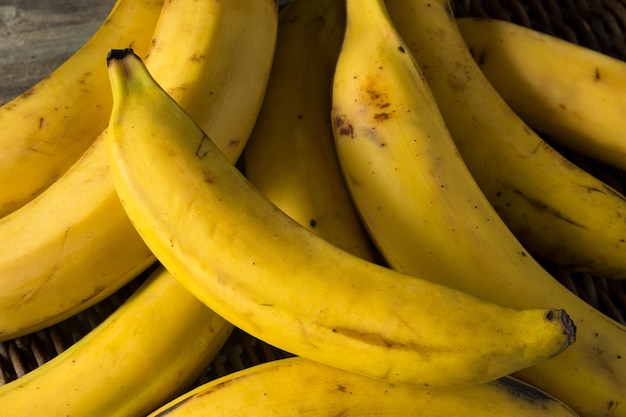 Photo raw organic yellow plantain bananas