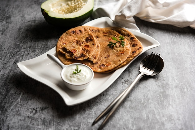 Raw Papaya Paratha of Papita ke Parathe gemaakt met Made met papaya, tarwebloem, komijnzaad, gember. Populair recept voor Indiaas eten, warm geserveerd met wrongel. selectieve focus