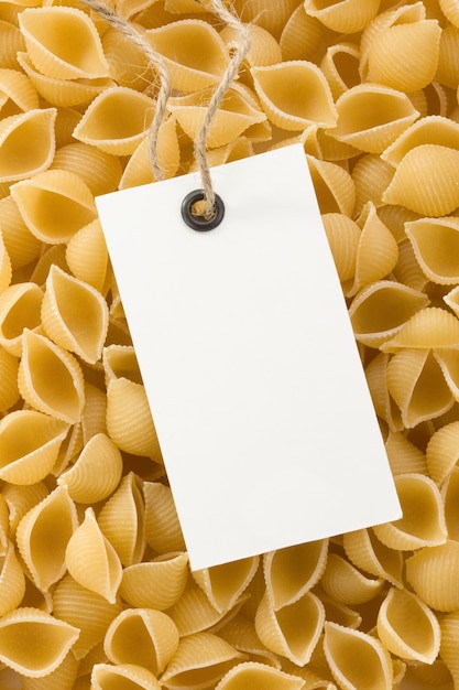 Foto pasta cruda e cartellino del prezzo