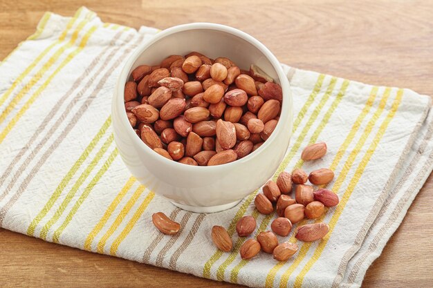 Photo raw peanut heap in the bowl