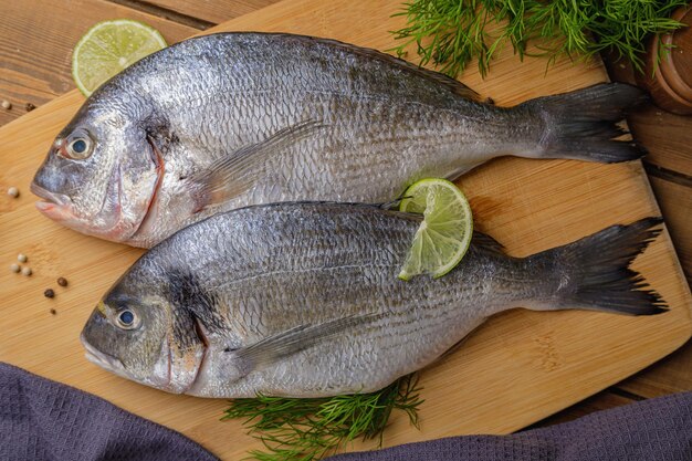 木製の背景に新鮮な魚