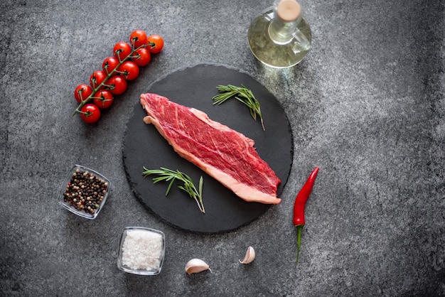 Bistecca di picanha cruda su fondo di pietra con le spezie