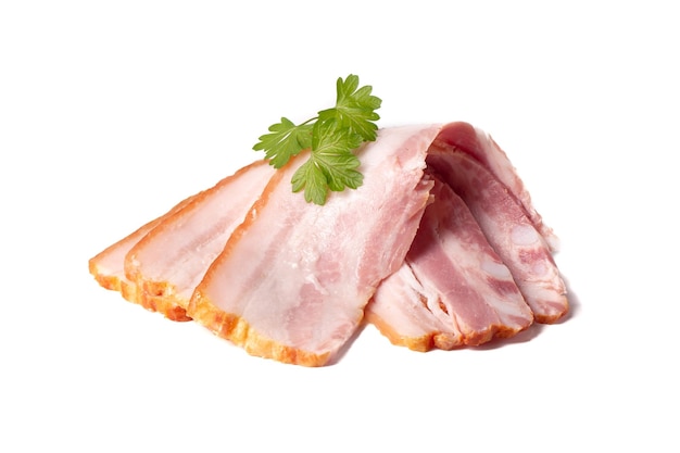 Pezzo crudo di pancetta fresca con foglia di prezzemolo verde isolato su uno sfondo bianco