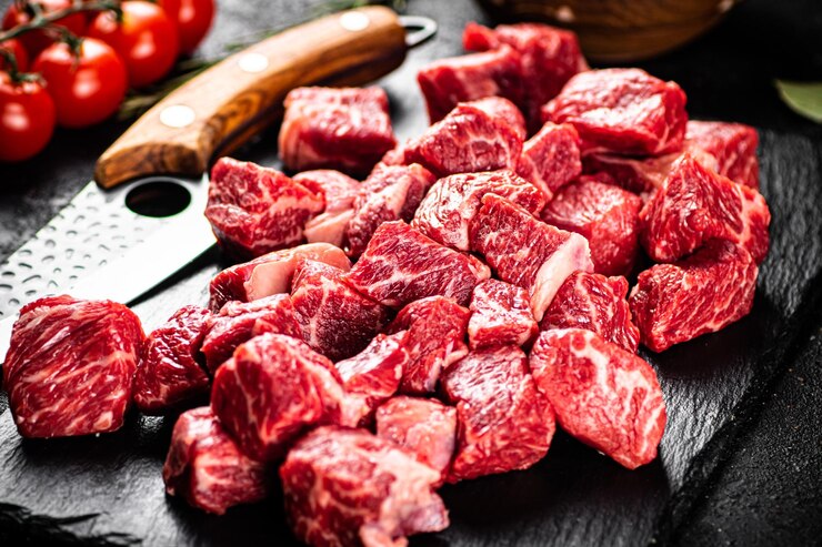 칼과 토마토를 곁들인 생고기 조각
