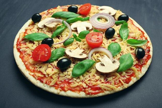 Фото Сырая пицца с овощами на столе крупным планом