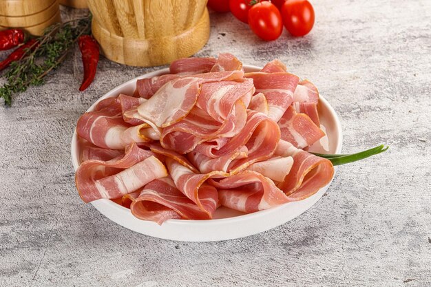 Foto bacon di maiale crudo per la colazione.