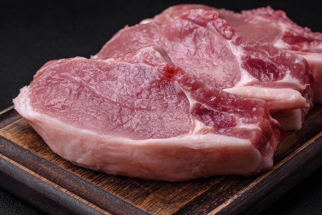 生の骨付き豚肉またはリブを塩スパイスとハーブでスライスして