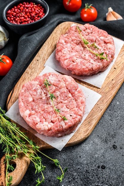 생 돼지 고기 cutlets, 커팅 보드에 지상 고기 패티. 유기농 말하다. 평면도