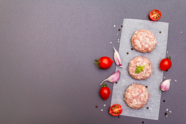 Raw pork cutlets with spices and vegetables