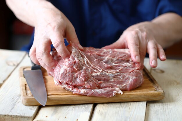 まな板の上の生の豚肉。