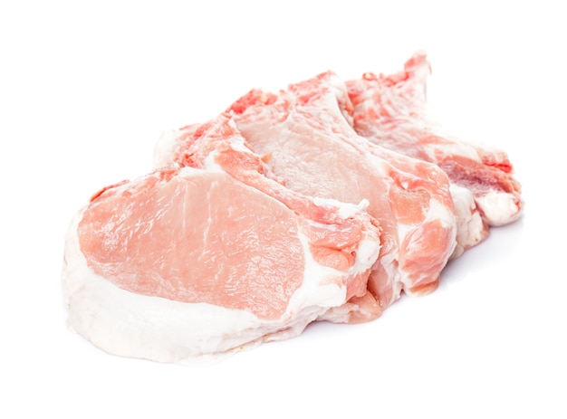 白で分離された生の豚ロース肉スライス