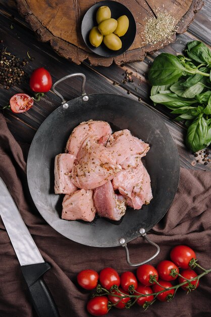 Foto mucchio di carne di maiale cruda per arrosto in padella