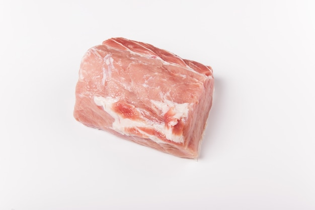 Сырое мясо свинины на целом куске мяса. Плоская планировка, вид сверху