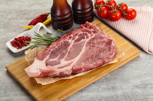 Photo raw pork neck steak uncoocked