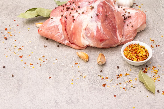 Photo raw pork shoulder with spices