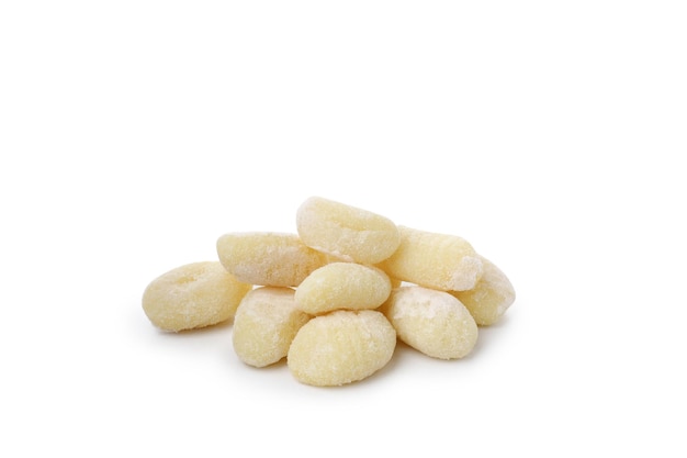 Gnocchi di patate crudi isolati su sfondo bianco