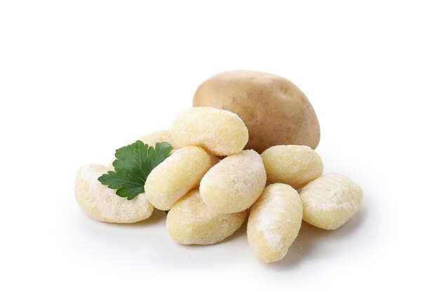 Gnocchi di patate crudi isolati su sfondo bianco