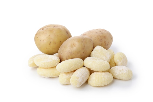 Gnocchi di patate crudi isolati su sfondo bianco