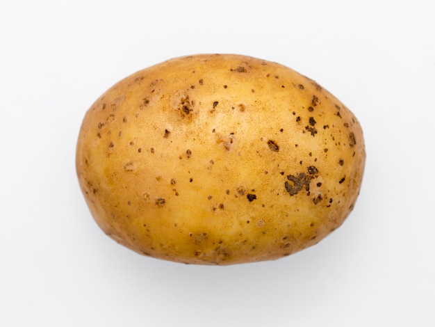 Фото Клубень сырого картофеля, изолированные на белом фоне