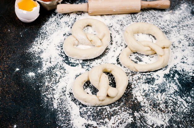 生のプレッツェルと材料、卵、小麦粉、小麦の穂