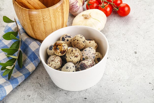 Photo raw quail eggs in the bowl