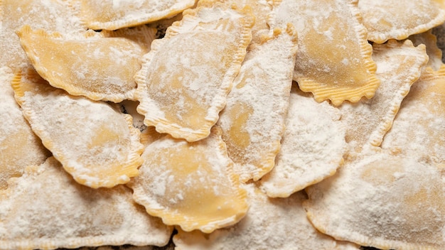 Ravioli crudi come sfondo cibo italiano sano