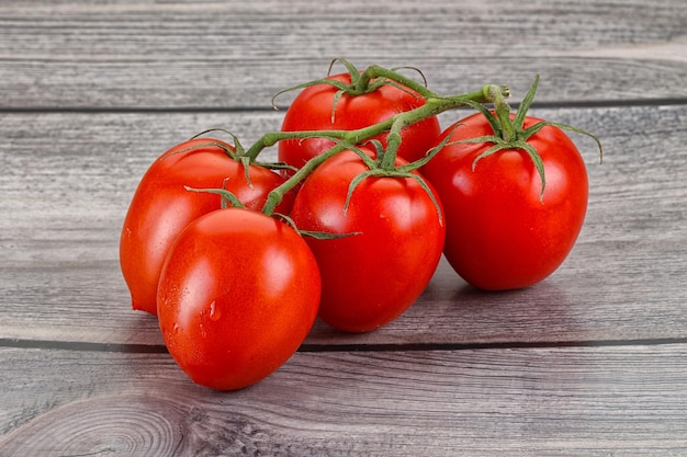 Photo raw red flamenco tomato branch