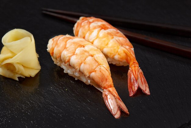 Photo raw red shrimp nigiri photographed from above on black board japanese cuisine