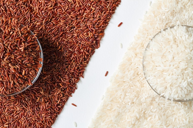 Photo raw red and white rice grains in a transparent glass plate.