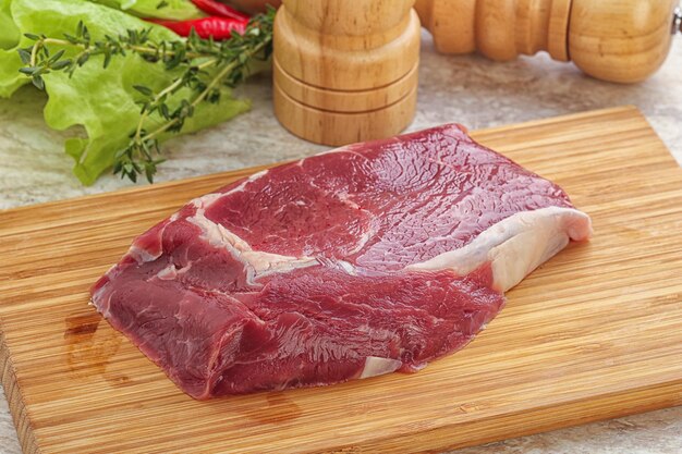 Raw ribeye rundvlees prime steak zwarte angus