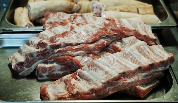 Photo raw ribs prepared for smoking in professional kitchen