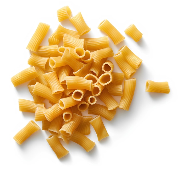 Raw rigatoni pasta изолирована на белом фоне в качестве элемента дизайна упаковки Flat lay top view