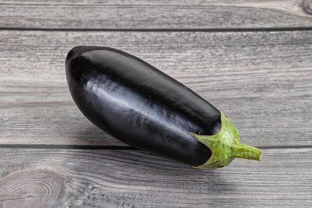 Photo raw ripe natural eggplant for cooking