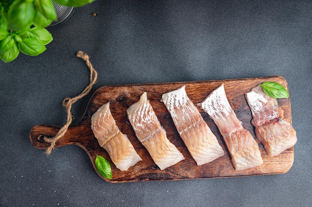 Filetto di pesce merluzzo carbonaro crudo senza ossa piatto fresco pasto sano spuntino dieta sul tavolo