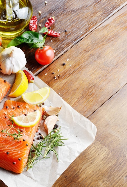 Foto salmone crudo su carta da forno