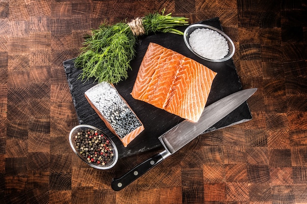 Photo raw salmon fillet with dill lemon olive oil salt and pepper