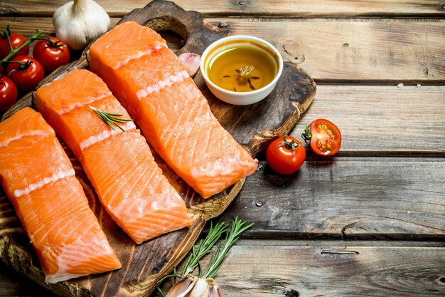 Foto filetto di salmone crudo con pomodori e spezie