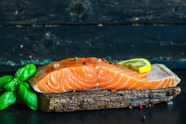 Pezzo di salmone crudo pesce frutti di mare piatto fresco