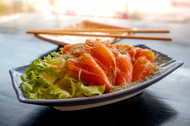 Raw salmon with spicy salad 