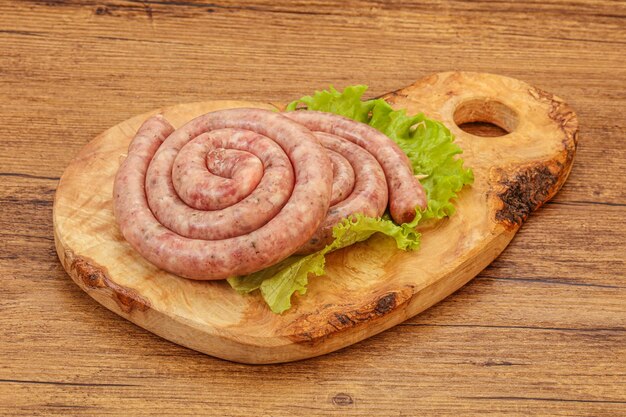 Foto anello di salsiccia cruda per griglia