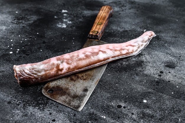 Pesce crudo di anguilla di mare su una mannaia