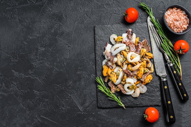 Mix di frutti di mare crudi in padella vista dall'alto