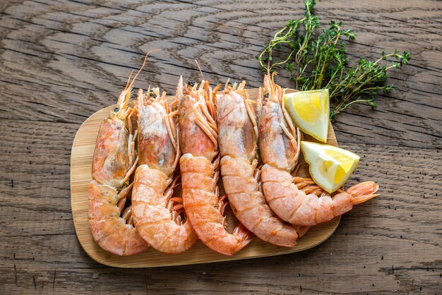 Raw shrimps with lemon wedges