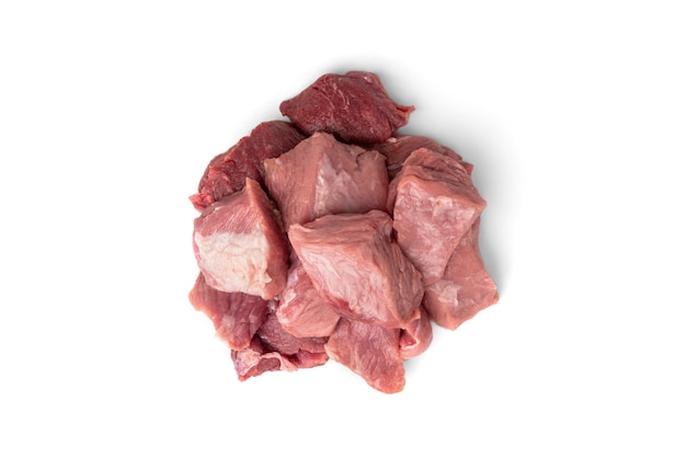 Carne di maiale affettata cruda isolata.